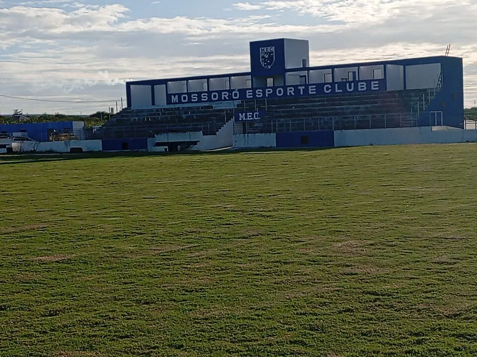 Imagem do gramado e do lance de arquibancada. Foto: Reprodu&ccedil;&atilde;o