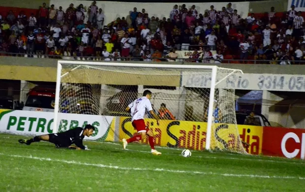 Atacante Reginaldo J&uacute;nior fez o gol que decretou a vit&oacute;ria do Maior do Interior diante da Portuguesa/SP, no jogo de ida da Copa do Brasil em 2014. Foto: Wilson Moreno