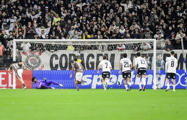 Gol do Platense contra o Corinthians — Foto: Marcos Ribolli